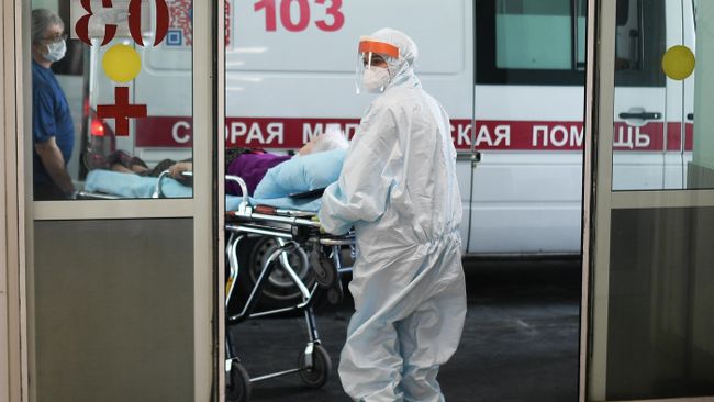 Врачи скорой помощи везут пациента в приемное отделение городской клинической больницы No 15 имени О. М. Филатова в Москве Врачи скорой помощи везут пациента в приемное отделение городской клинической больницы No 15 имени О. М. Филатова в Москве