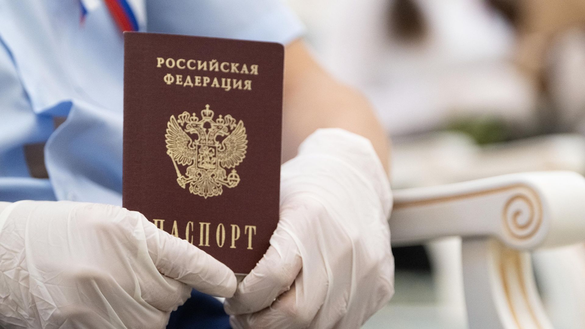 Торжественное вручение паспортов 14-летним жителям Сахалинской области в День России Торжественное вручение паспортов 14-летним жителям Сахалинской области в День России - РИА Новости, 1920, 30.12.2021