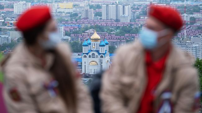 Участники акции Флаг России на горе Большевик в Южно-Сахалинске Участники акции Флаг России на горе Большевик в Южно-Сахалинске