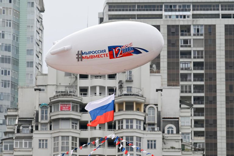 Аэростат, украшенный флажковой гирляндой цвета российского триколора, во время празднования Дня России в Сочи Аэростат, украшенный флажковой гирляндой цвета российского триколора, во время празднования Дня России в Сочи