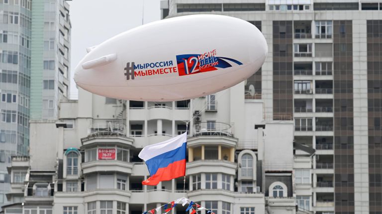 Аэростат, украшенный флажковой гирляндой цвета российского триколора, во время празднования Дня России в Сочи Аэростат, украшенный флажковой гирляндой цвета российского триколора, во время празднования Дня России в Сочи