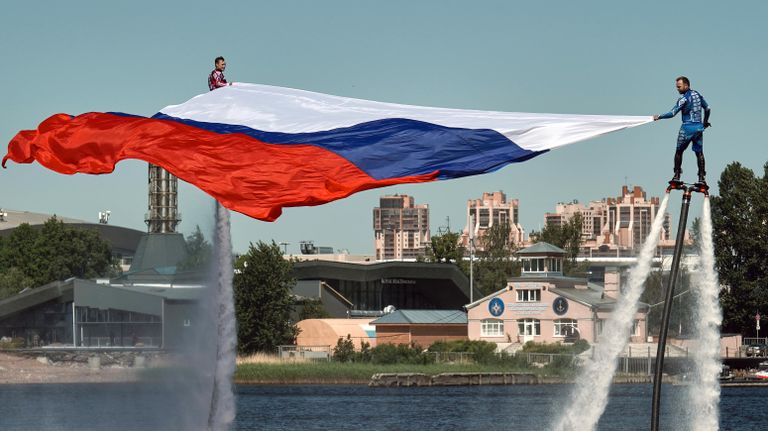 Спортсмены сборной России по гидрофлаю открывают празднование Дня России поднятием флага на Петровской косе в Санкт-Петербурге Спортсмены сборной России по гидрофлаю открывают празднование Дня России поднятием флага на Петровской косе в Санкт-Петербурге