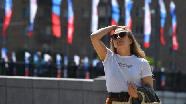 Девушка на Новоарбатском мосту в Москве, украшенном ко Дню России Девушка на Новоарбатском мосту в Москве, украшенном ко Дню России