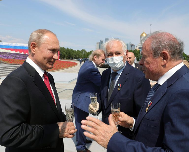 Президент РФ Владимир Путин на церемонии вручения золотых звезд Героям Труда на Поклонной горе Президент РФ Владимир Путин на церемонии вручения золотых звезд Героям Труда на Поклонной горе