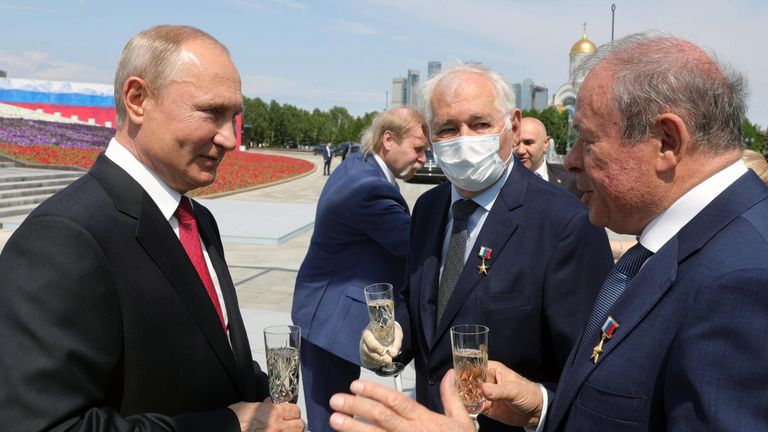 Президент РФ Владимир Путин на церемонии вручения золотых звезд Героям Труда на Поклонной горе Президент РФ Владимир Путин на церемонии вручения золотых звезд Героям Труда на Поклонной горе