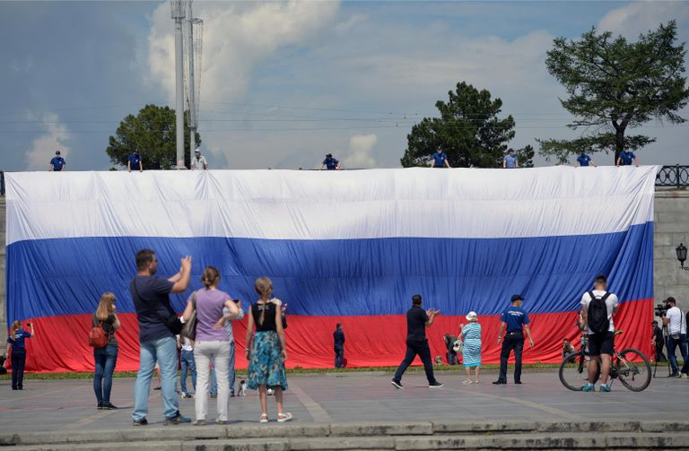 Российский флаг размером 10 на 30 метров, развернутый активистами Молодежи ОНФ в Историческом сквере Екатеринбурга во время празднования Дня Росси Российский флаг размером 10 на 30 метров, развернутый активистами Молодежи ОНФ в Историческом сквере Екатеринбурга во время празднования Дня Росси