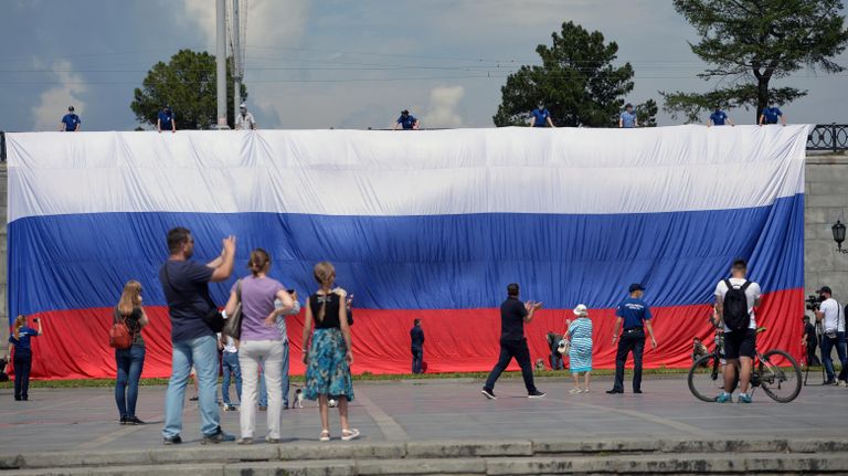 Российский флаг размером 10 на 30 метров, развернутый активистами Молодежи ОНФ в Историческом сквере Екатеринбурга во время празднования Дня Росси Российский флаг размером 10 на 30 метров, развернутый активистами Молодежи ОНФ в Историческом сквере Екатеринбурга во время празднования Дня Росси
