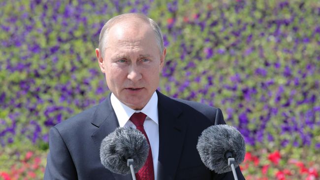 Президент РФ Владимир Путин выступает на церемонии вручения золотых звезд Героям Труда на Поклонной горе Президент РФ Владимир Путин выступает на церемонии вручения золотых звезд Героям Труда на Поклонной горе