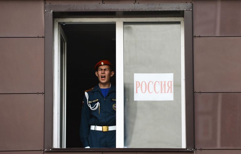 Курсант Уральского института ГПС МЧС России во время исполнения государственного гимна Российской Федерации Курсант Уральского института ГПС МЧС России во время исполнения государственного гимна Российской Федерации