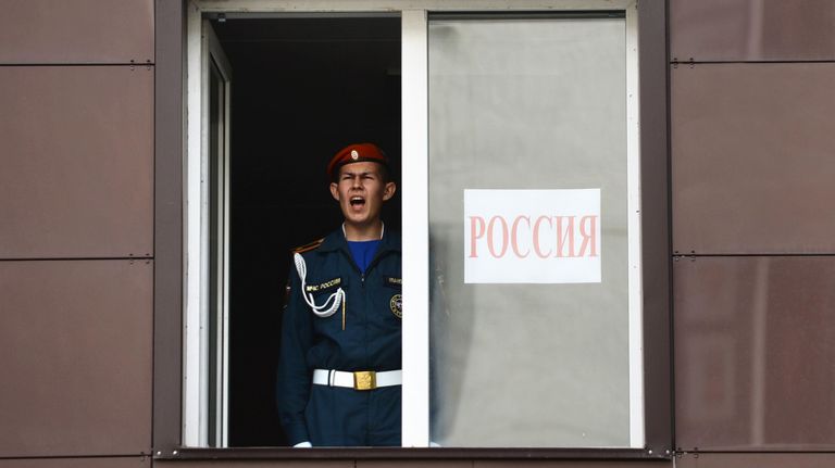 Курсант Уральского института ГПС МЧС России во время исполнения государственного гимна Российской Федерации Курсант Уральского института ГПС МЧС России во время исполнения государственного гимна Российской Федерации