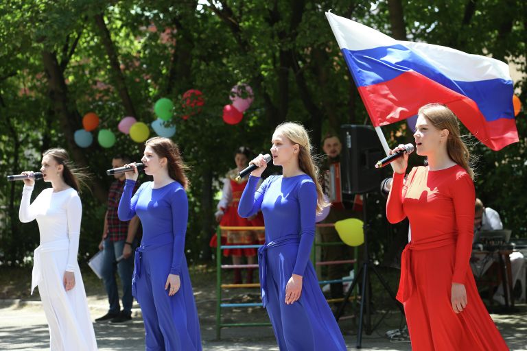 Участницы концерта, посвящённого празднованию Дня России, на улице Дербентская в Краснодаре Участницы концерта, посвящённого празднованию Дня России, на улице Дербентская в Краснодаре