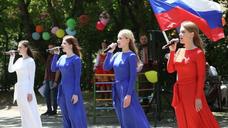 Участницы концерта, посвящённого празднованию Дня России, на улице Дербентская в Краснодаре Участницы концерта, посвящённого празднованию Дня России, на улице Дербентская в Краснодаре