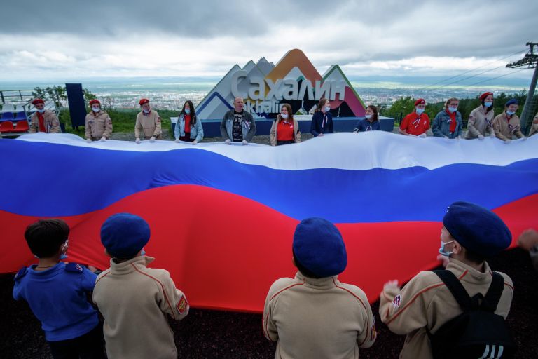 Участники акции Флаг России на горе Большевик в Южно-Сахалинске Участники акции Флаг России на горе Большевик в Южно-Сахалинске