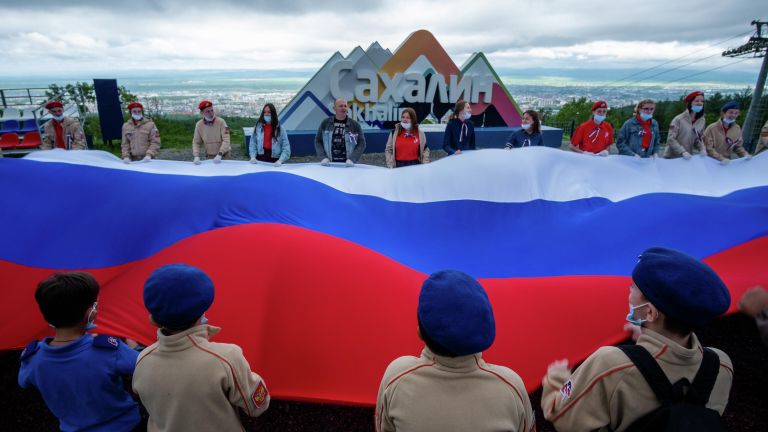 Участники акции Флаг России на горе Большевик в Южно-Сахалинске Участники акции Флаг России на горе Большевик в Южно-Сахалинске