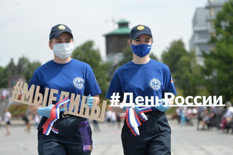 Волонтеры раздают прохожим ленточки, окрашенные в цвета российского флага, во время празднования Дня России в Екатеринбурге Волонтеры раздают прохожим ленточки, окрашенные в цвета российского флага, во время празднования Дня России в Екатеринбурге
