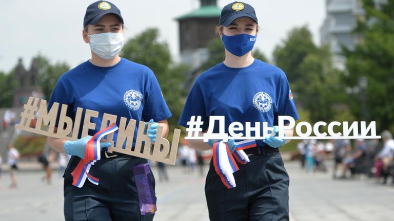 Волонтеры раздают прохожим ленточки, окрашенные в цвета российского флага, во время празднования Дня России в Екатеринбурге Волонтеры раздают прохожим ленточки, окрашенные в цвета российского флага, во время празднования Дня России в Екатеринбурге