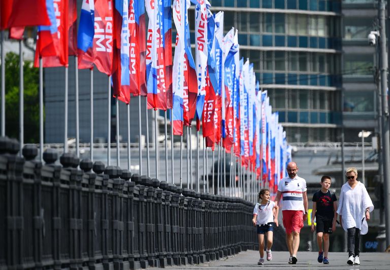 Горожане на Новоарбатском мосту в Москве, украшенном ко Дню России Горожане на Новоарбатском мосту в Москве, украшенном ко Дню России