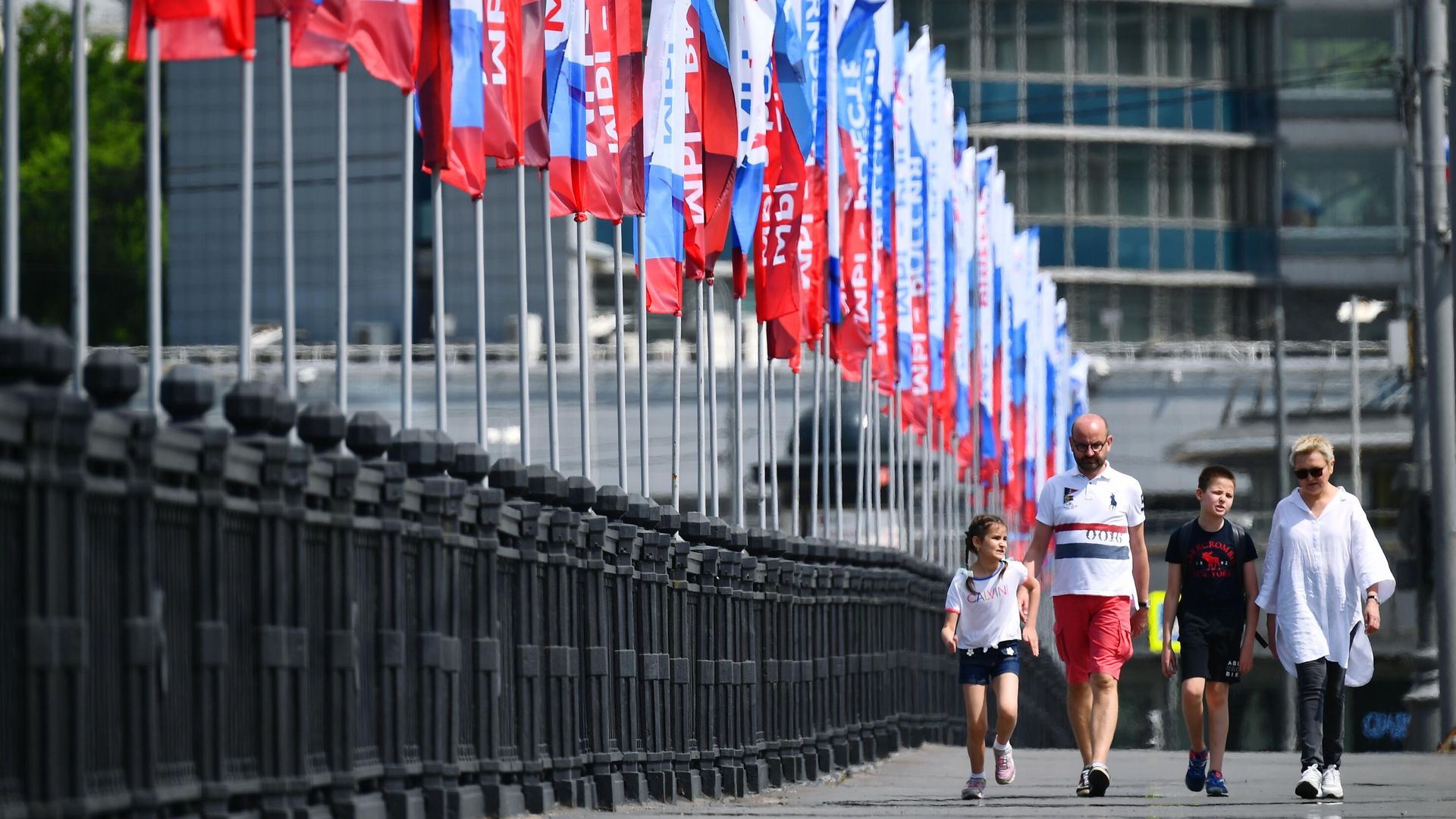 Горожане на Новоарбатском мосту в Москве, украшенном ко Дню России Горожане на Новоарбатском мосту в Москве, украшенном ко Дню России - РИА Новости, 1920, 22.10.2020