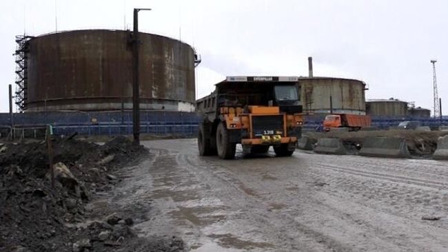 Ликвидация последствий розлива нефтепродуктов из резервуара ТЭЦ-3 под Норильском. Стоп-кадр видео Ликвидация последствий розлива нефтепродуктов из резервуара ТЭЦ-3 под Норильском. Стоп-кадр видео