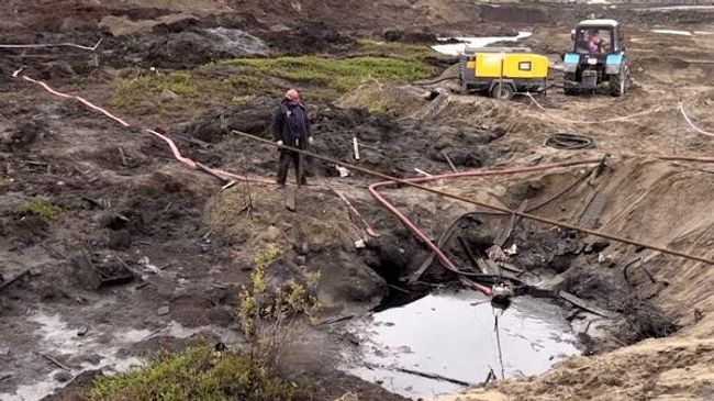 Ликвидация последствий розлива нефтепродуктов из резервуара ТЭЦ-3 под Норильском. Стоп-кадр видео Ликвидация последствий розлива нефтепродуктов из резервуара ТЭЦ-3 под Норильском. Стоп-кадр видео