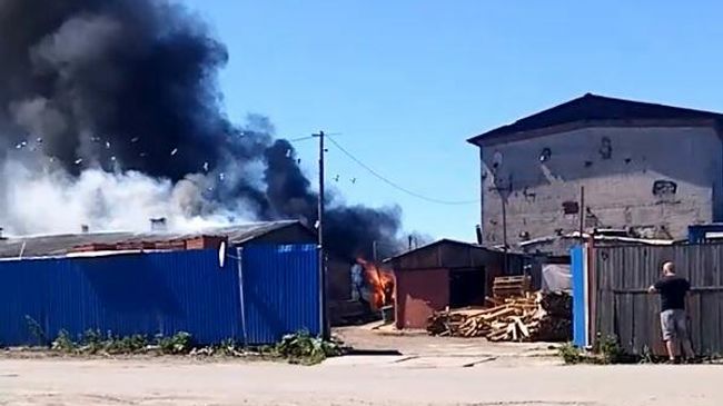 Пожар, в поселке имени Свердлова Ленинградской области. Стоп кадр видео очевидца Пожар, в поселке имени Свердлова Ленинградской области. Стоп кадр видео очевидца