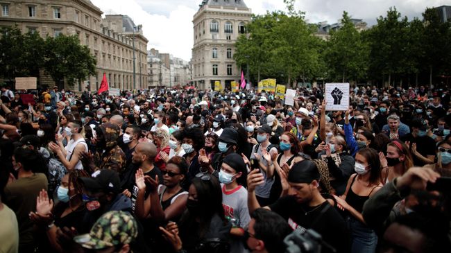 Участники акции протеста против произвола полиции в Париже Участники акции протеста против произвола полиции в Париже