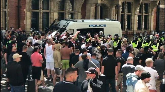 Кадры столкновения протестующих с полицией в Лондоне Кадры столкновения протестующих с полицией в Лондоне