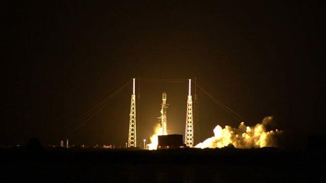 Кадры запуска в космос девятой партии спутников Starlink (SpaceX) с базы ВВС США Кадры запуска в космос девятой партии спутников Starlink (SpaceX) с базы ВВС США