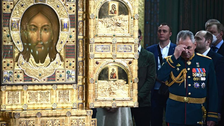 Министр обороны РФ Сергей Шойгу во время церемонии освящения главного храма Вооруженных сил РФ в парке Патриот в Московской области Министр обороны РФ Сергей Шойгу во время церемонии освящения главного храма Вооруженных сил РФ в парке Патриот в Московской области