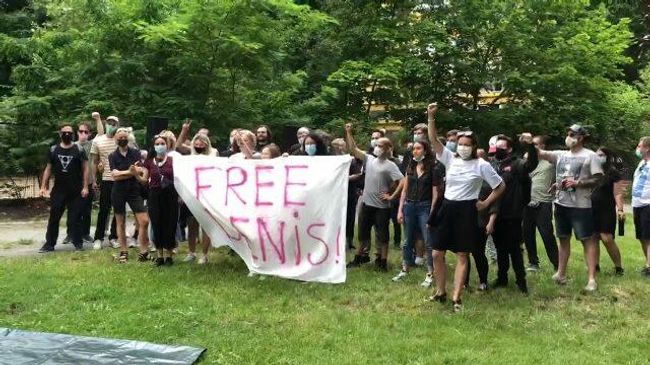 Акция в поддержку музыканта Дениса Казначеева, задержанного в Берлине Акция в поддержку музыканта Дениса Казначеева, задержанного в Берлине