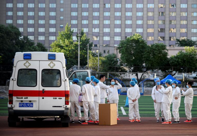Медицинские работники в спортивном центре Guang'an, где проходит тестирование людей на коронавирус, живущих рядом или посещающих рынок Синьфади Медицинские работники в спортивном центре Guang'an, где проходит тестирование людей на коронавирус, живущих рядом или посещающих рынок Синьфади