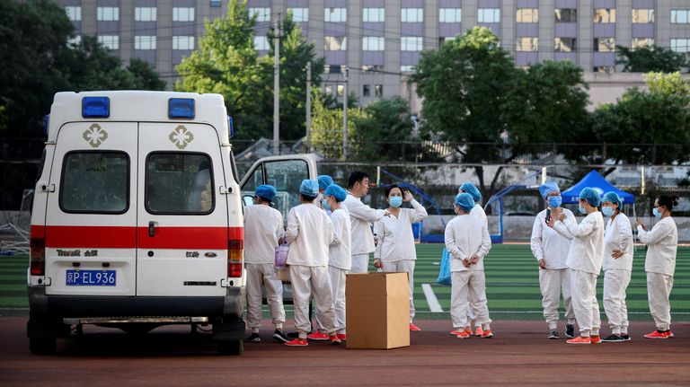 Медицинские работники в спортивном центре Guang'an, где проходит тестирование людей на коронавирус, живущих рядом или посещающих рынок Синьфади Медицинские работники в спортивном центре Guang'an, где проходит тестирование людей на коронавирус, живущих рядом или посещающих рынок Синьфади