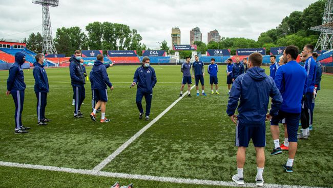Футболисты СКА-Хабаровска на тренировке Футболисты СКА-Хабаровска на тренировке