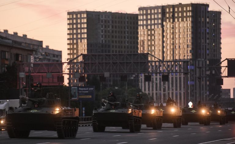 Военная техника, которая примет участие в параде Победы на Красной площади 24 июня, во время движения по улице Мнвники Военная техника, которая примет участие в параде Победы на Красной площади 24 июня, во время движения по улице Мнвники