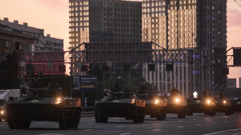 Военная техника, которая примет участие в параде Победы на Красной площади 24 июня, во время движения по улице Мнвники Военная техника, которая примет участие в параде Победы на Красной площади 24 июня, во время движения по улице Мнвники