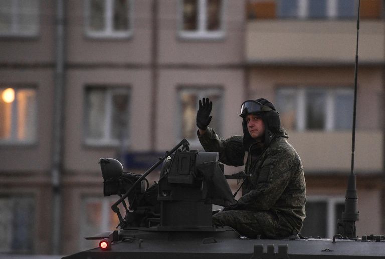 Военнослужащий на улице Мневники во время движения военной техники, которая примет участие в параде Победы на Красной площади 24 июня Военнослужащий на улице Мневники во время движения военной техники, которая примет участие в параде Победы на Красной площади 24 июня