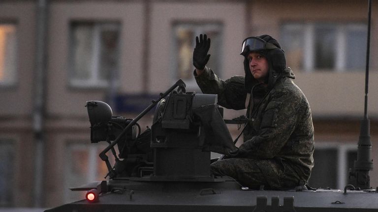 Военнослужащий на улице Мневники во время движения военной техники, которая примет участие в параде Победы на Красной площади 24 июня Военнослужащий на улице Мневники во время движения военной техники, которая примет участие в параде Победы на Красной площади 24 июня