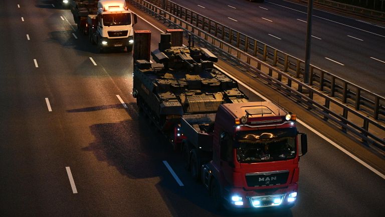 Военная техника, которая примет участие в параде Победы на Красной площади 24 июня, во время движения к Москве Военная техника, которая примет участие в параде Победы на Красной площади 24 июня, во время движения к Москве