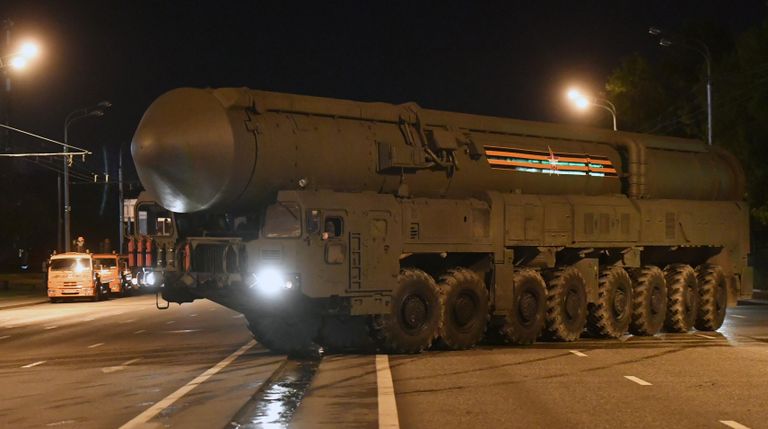 Автономная пусковая установка ПГРК Ярс во время въезда на специальную временную площадку на улице Нижние Мневники в Северо-Западном округе Москвы Автономная пусковая установка ПГРК Ярс во время въезда на специальную временную площадку на улице Нижние Мневники в Северо-Западном округе Москвы