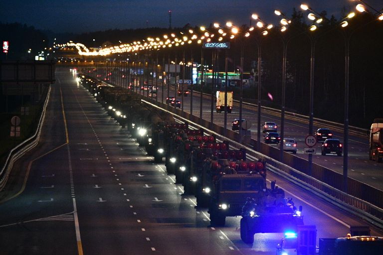 Военная техника, которая примет участие в параде Победы на Красной площади 24 июня, во время движения к Москве Военная техника, которая примет участие в параде Победы на Красной площади 24 июня, во время движения к Москве
