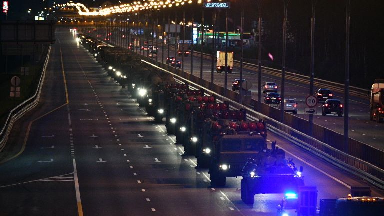 Военная техника, которая примет участие в параде Победы на Красной площади 24 июня, во время движения к Москве Военная техника, которая примет участие в параде Победы на Красной площади 24 июня, во время движения к Москве