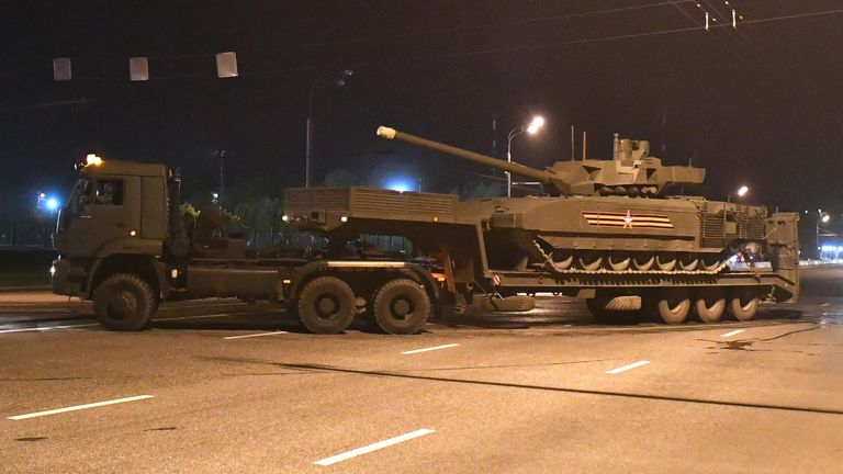 Танк Т-14 Армата на платформе тягача во время въезда на специальную временную площадку на улице Нижние Мневники в Северо-Западном округе Москвы Танк Т-14 Армата на платформе тягача во время въезда на специальную временную площадку на улице Нижние Мневники в Северо-Западном округе Москвы