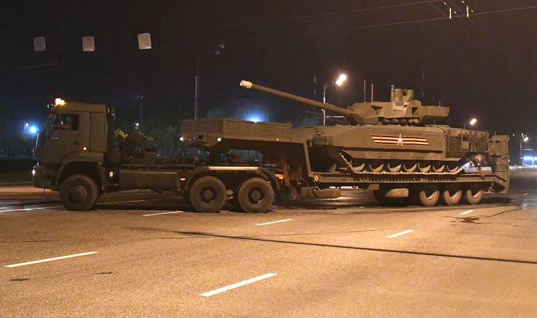 Танк Т-14 Армата на платформе тягача во время въезда на специальную временную площадку на улице Нижние Мневники в Северо-Западном округе Москвы Танк Т-14 Армата на платформе тягача во время въезда на специальную временную площадку на улице Нижние Мневники в Северо-Западном округе Москвы