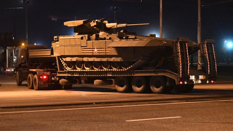 Боевая машина пехоты БМП Т-15 Армата на платформе тягача во время въезда на специальную временную площадку на улице Нижние Мневники в Северо-Западном округе Москвы Боевая машина пехоты БМП Т-15 Армата на платформе тягача во время въезда на специальную временную площадку на улице Нижние Мневники в Северо-Западном округе Москвы