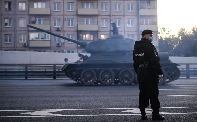 Сотрудник полиции на улице Мневники во время движения военной техники, которая примет участие в параде Победы на Красной площади 24 июня. Сотрудник полиции на улице Мневники во время движения военной техники, которая примет участие в параде Победы на Красной площади 24 июня.