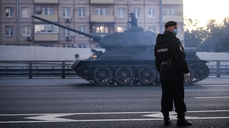 Сотрудник полиции на улице Мневники во время движения военной техники, которая примет участие в параде Победы на Красной площади 24 июня. Сотрудник полиции на улице Мневники во время движения военной техники, которая примет участие в параде Победы на Красной площади 24 июня.
