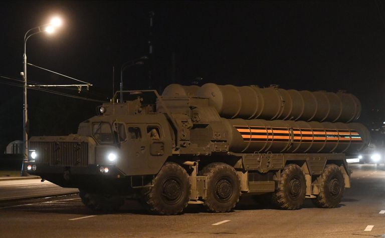 Зенитный ракетный комплекс С-400 Триумф во время въезда на специальную временную площадку на улице Нижние Мневники в Северо-Западном округе Москвы Зенитный ракетный комплекс С-400 Триумф во время въезда на специальную временную площадку на улице Нижние Мневники в Северо-Западном округе Москвы