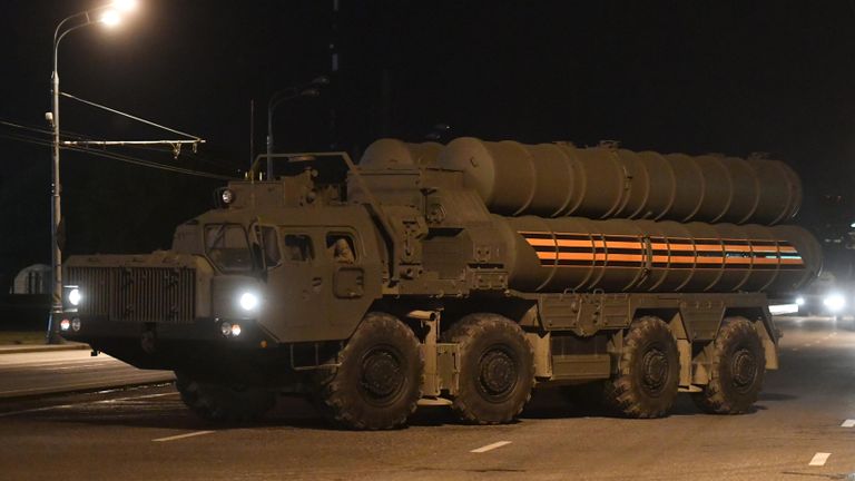 Зенитный ракетный комплекс С-400 Триумф во время въезда на специальную временную площадку на улице Нижние Мневники в Северо-Западном округе Москвы Зенитный ракетный комплекс С-400 Триумф во время въезда на специальную временную площадку на улице Нижние Мневники в Северо-Западном округе Москвы