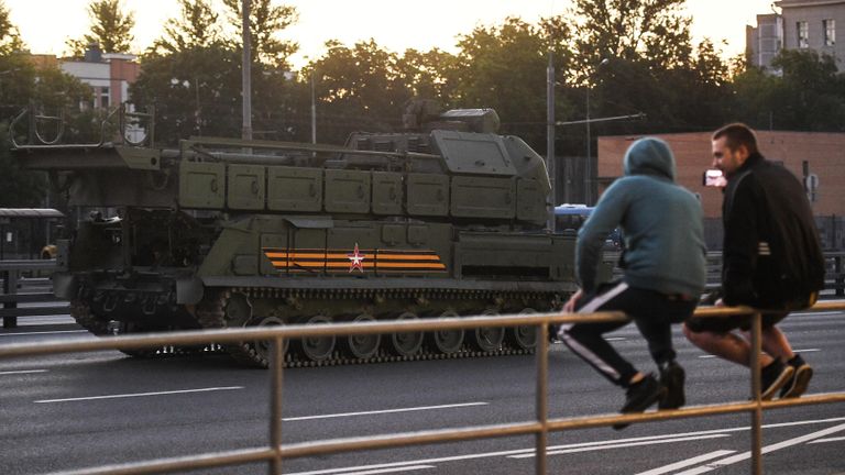 Военная техника, которая примет участие в параде Победы на Красной площади 24 июня, во время движения по улице Мнвники Военная техника, которая примет участие в параде Победы на Красной площади 24 июня, во время движения по улице Мнвники