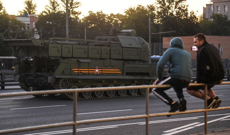 Военная техника, которая примет участие в параде Победы на Красной площади 24 июня, во время движения по улице Мнвники Военная техника, которая примет участие в параде Победы на Красной площади 24 июня, во время движения по улице Мнвники